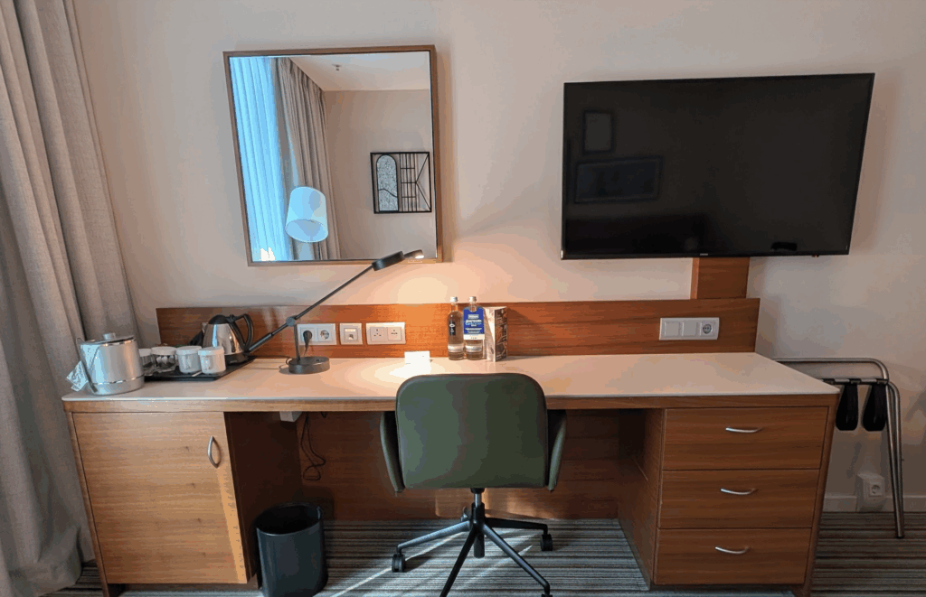 PC作業に十分な広さがある客室デスクとオフィスチェア（フランクフルト空港ホテル）