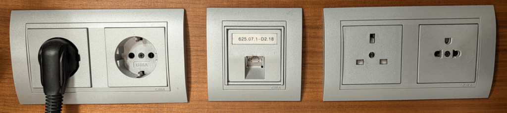 デスク横の電源コンセント（BF/C/Aタイプ）