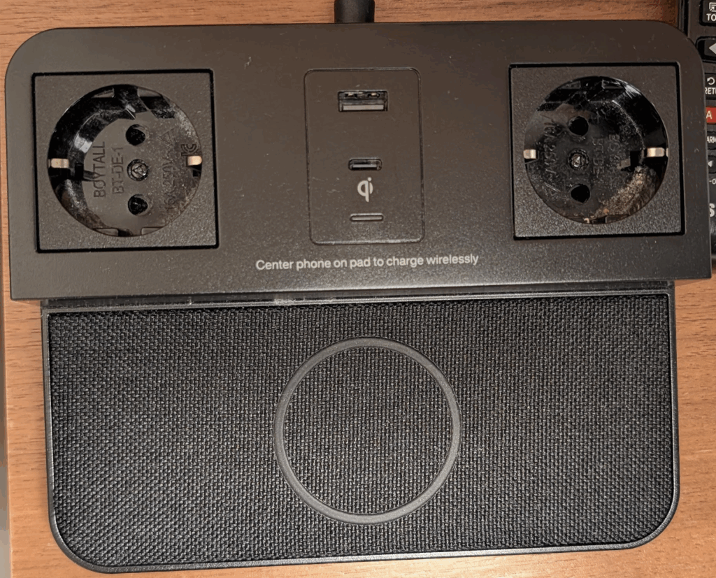 ベッド横の電源コンセント（Cタイプ）と充電用USBポート