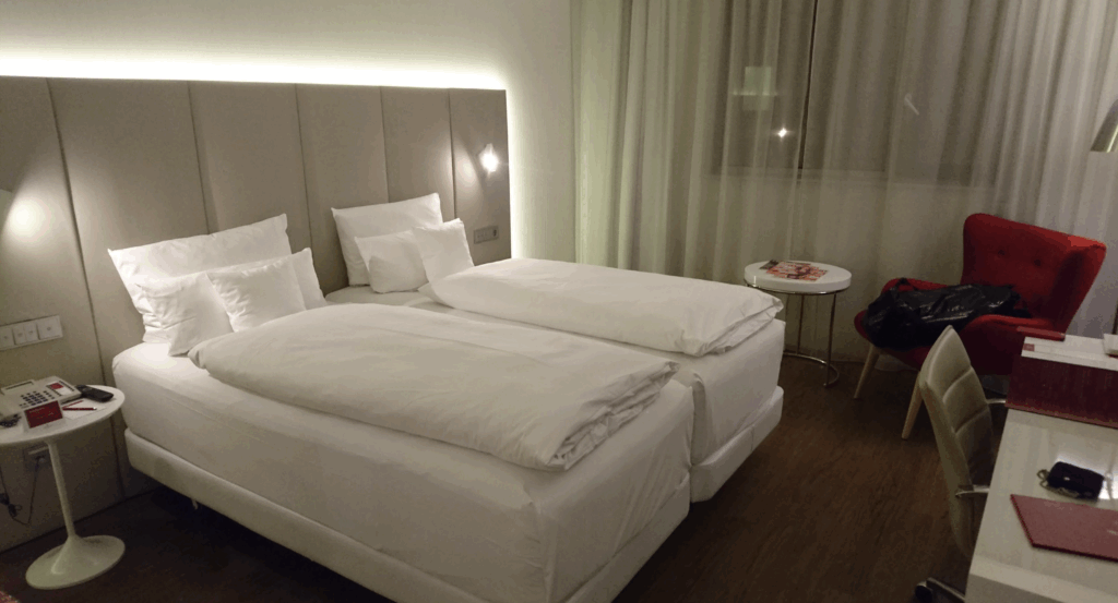 Zeil近くのAvani Frankfurt City Hotelの客室。ツインベッドとデスクがあり、ビジネス出張にも観光にも使いやすい部屋。