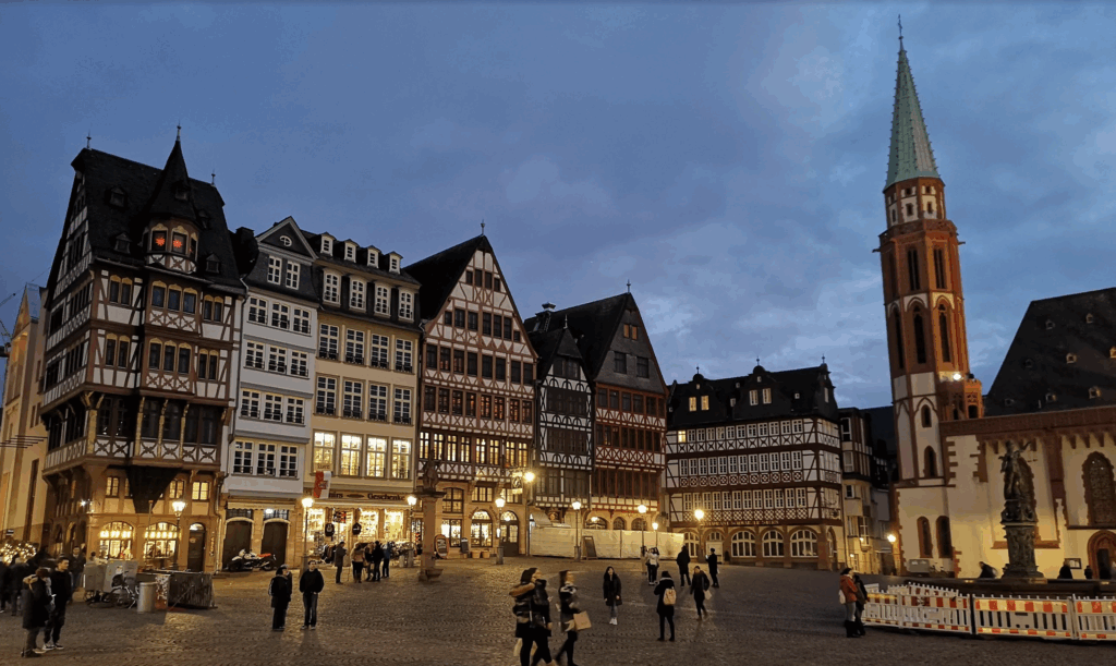 フランクフルト旧市街レーマー広場の夕景。Zeil周辺から徒歩圏内の観光スポット。
