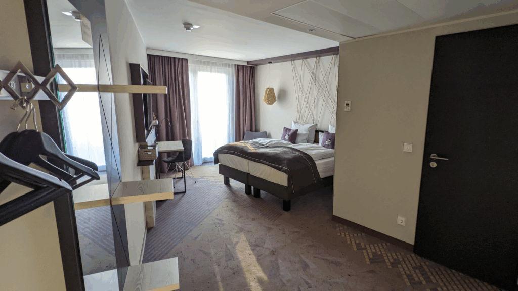 メッセ近くのHoliday Inn the niu, Air Frankfurt Messeの客室。ベッドとデスクがあり、住宅街の静かなエリアにあるホテル。