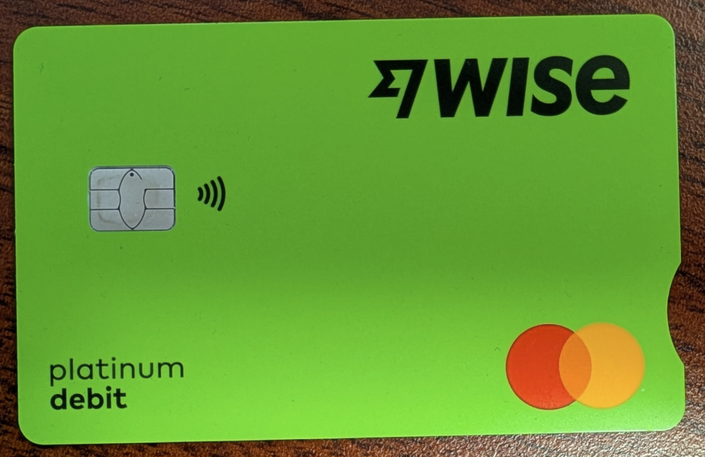 愛用している私のWiseデビットカード（プラチナデザイン）。これ一枚で出張が劇的に楽になりました