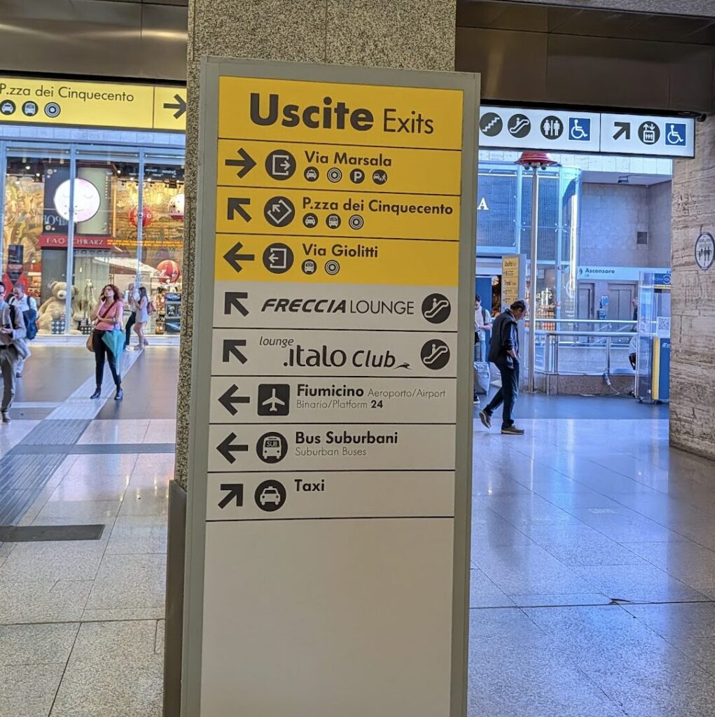 テルミニ駅構内の看板