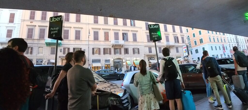 ローマ・テルミニ駅　Uberを待つ旅行者