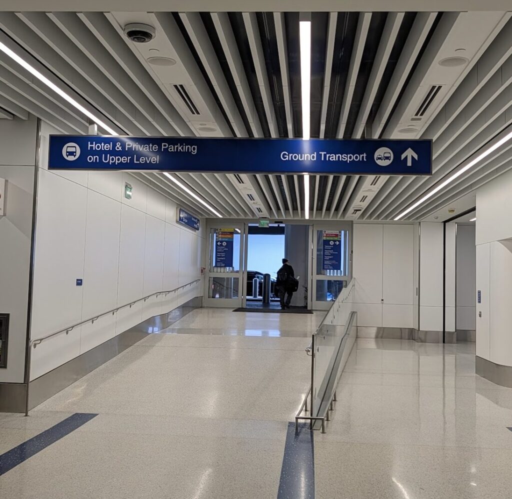 LAX 到着ロビー 出入り口