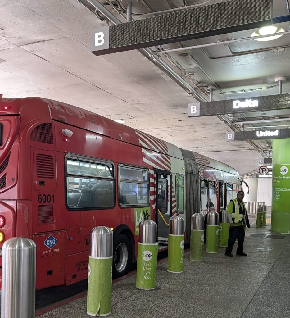 LAX-it 無料シャトルバス 赤色 乗り場